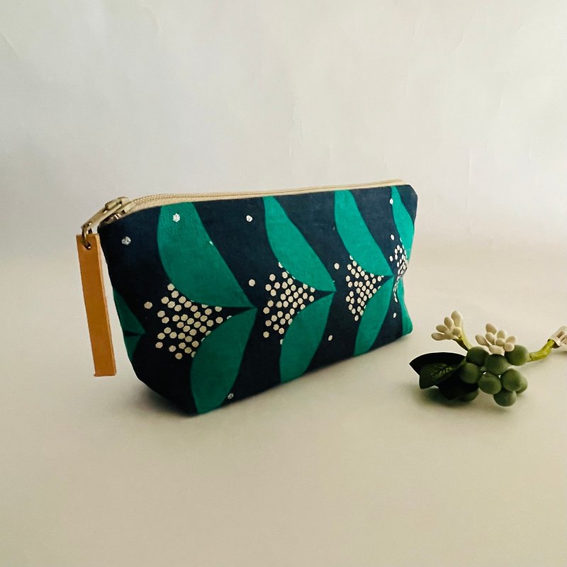 Ancient three-dimensional storage bag. Can be used as a pencil case, wallet, and makeup bag. Inside pocket. Japanese cloth - Toiletry Bags & Pouches - Cotton & Hemp Blue