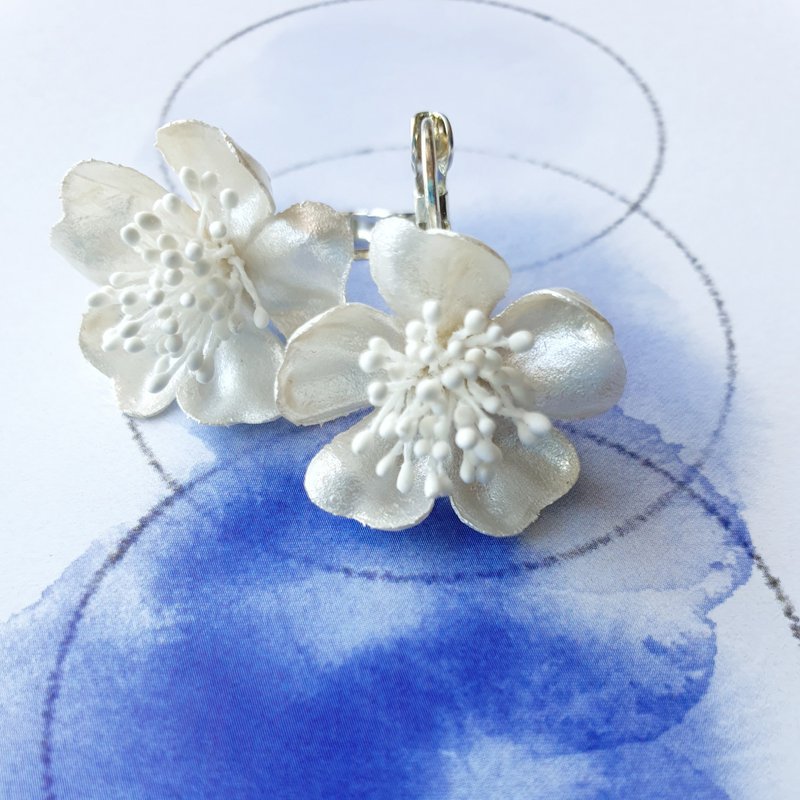 Elegant white pearly cherry blossom earrings/ Minimalist romantic flower earring - ต่างหู - วัสดุอื่นๆ ขาว