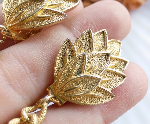 西洋アンティークアクセサリー】SWEATER CLIPSゴールド調の花びら型