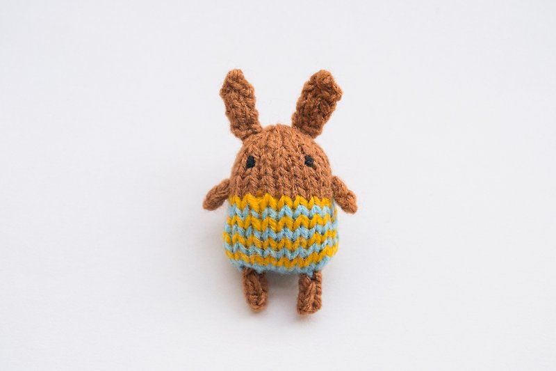 Fika the Bunny - knitted amigurumi brooch - 胸針 - 其他材質 咖啡色