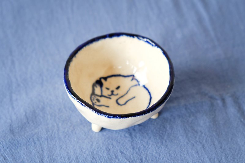 Cat slaves good heart - three-legged white cat hand-painted small dish - จานเล็ก - ดินเผา ขาว