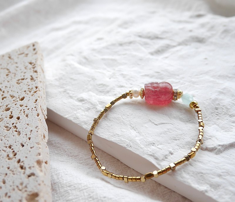 Strawberry Crystal Pixiu Tianhe Stone Crystal Bracelet Bracelet Natural Stone Popular Love - สร้อยข้อมือ - คริสตัล สีแดง