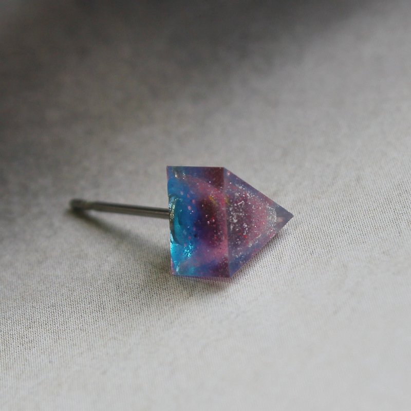 Triangle Earrings ▽ 715 / Rest My Chemistry ▽ Single Stud  /  transparent resin / glitter - ต่างหู - พลาสติก สีม่วง