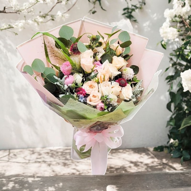 Flower Bouquet (18 Roses, Small Peonies, Fountain Grass & Ohters) GF00246 - ตกแต่งต้นไม้ - พืช/ดอกไม้ 