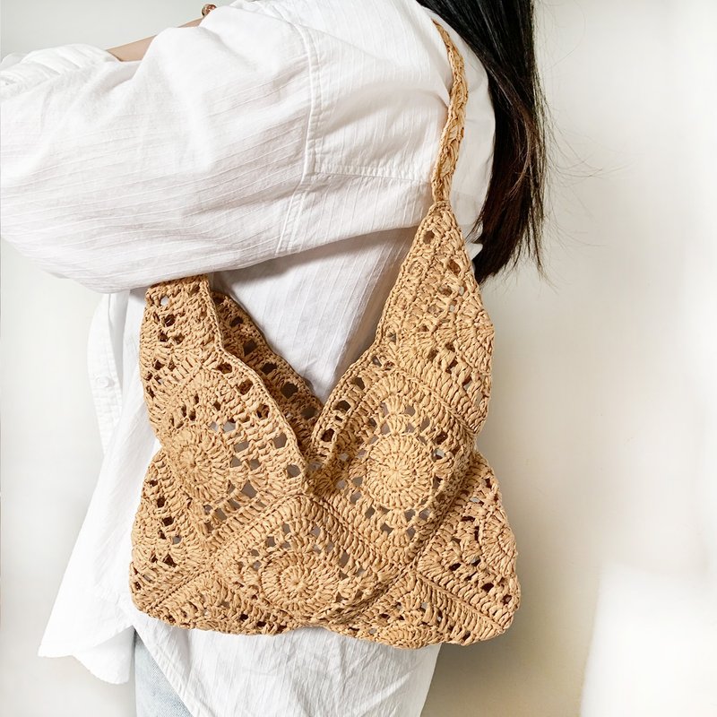 【Customized】Handmade handwoven/raffia woven shoulder bag - กระเป๋าแมสเซนเจอร์ - วัสดุอื่นๆ 