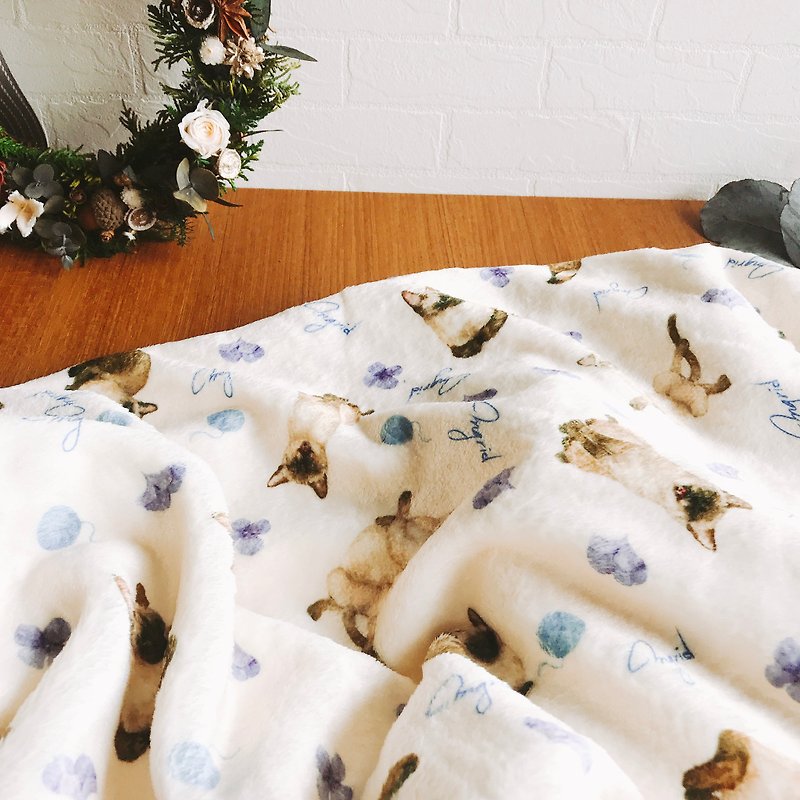英格藍貓米色底暹羅貓法蘭絨毯冷氣毯聖誕禮物 - 棉被/毛毯 - 聚酯纖維 白色