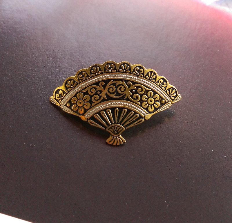 西洋古董飾品。DAMASCENE 西班牙大馬士革 扇形 小巧 別針 - 徽章/別針 - 其他金屬 金色