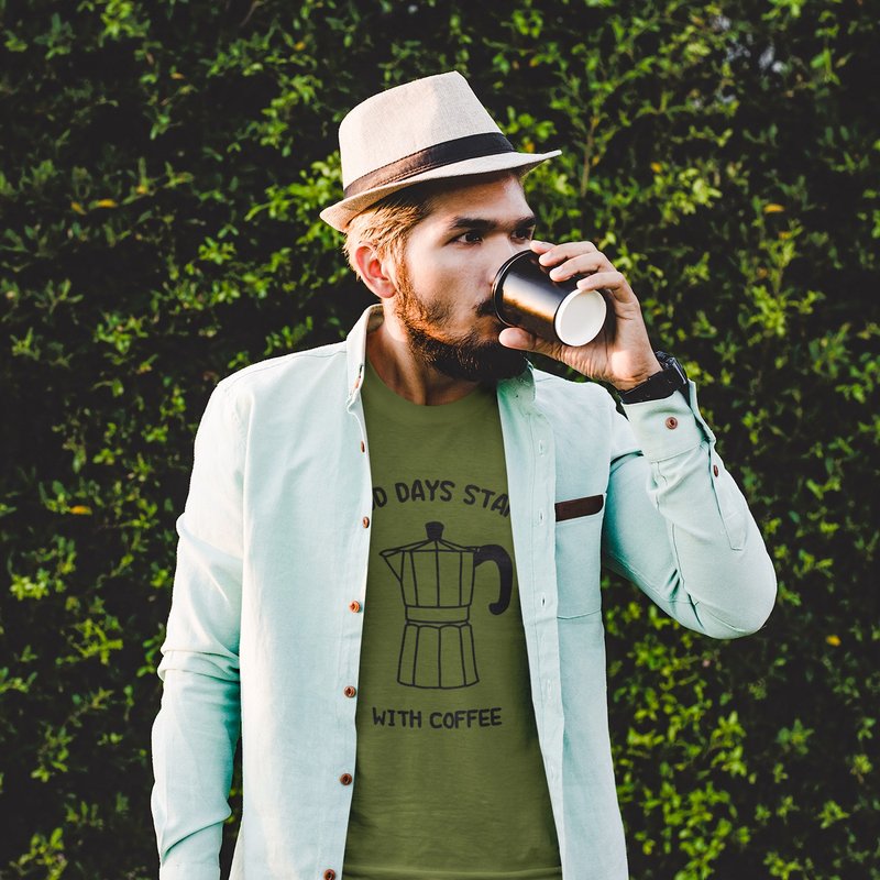 GOOD DAYS START WITH COFFEE ユニセックス半袖Tシャツ ミリタリーグリーン ギフト 夏のコーディネート - Tシャツ メンズ - コットン・麻 グリーン