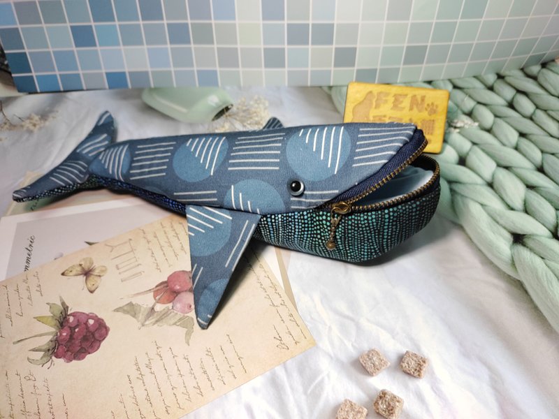 海洋生物袋物系列-手作海洋風幾何款鯨魚筆袋-手工鯨魚款筆袋 - 鉛筆盒/筆袋 - 棉．麻 