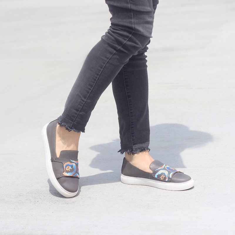 Embroidered casual flat shoes-a lamp / texture gray - รองเท้าลำลองผู้หญิง - หนังแท้ สีเทา