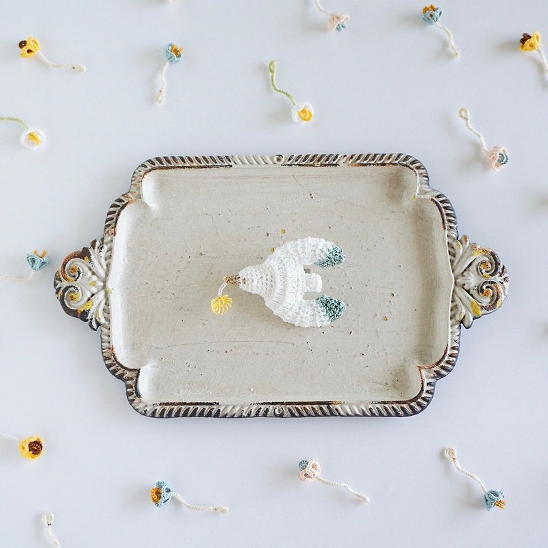 Seagull brooch carrying flower lover White x celadon - Brooches - Cotton & Hemp White