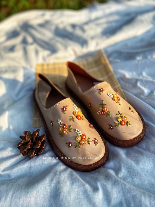 Embroidered 2025 leather shoes