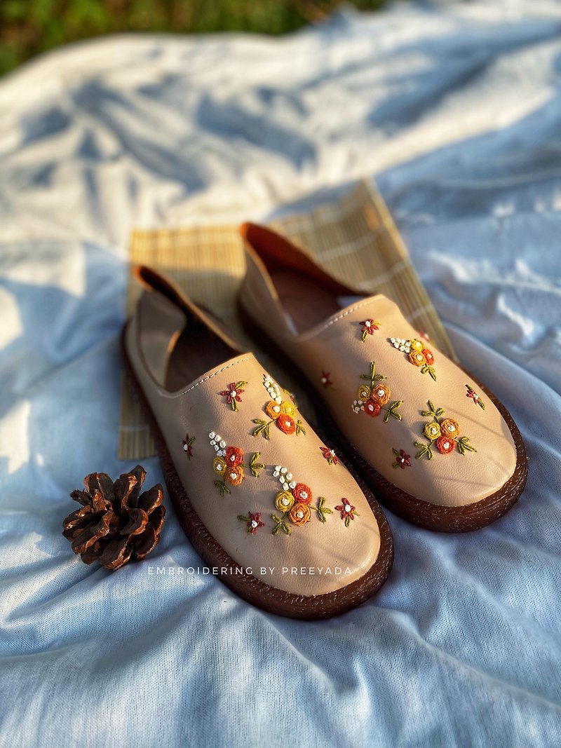 Hand embroidered leather shoes - 女皮鞋 - 繡線 