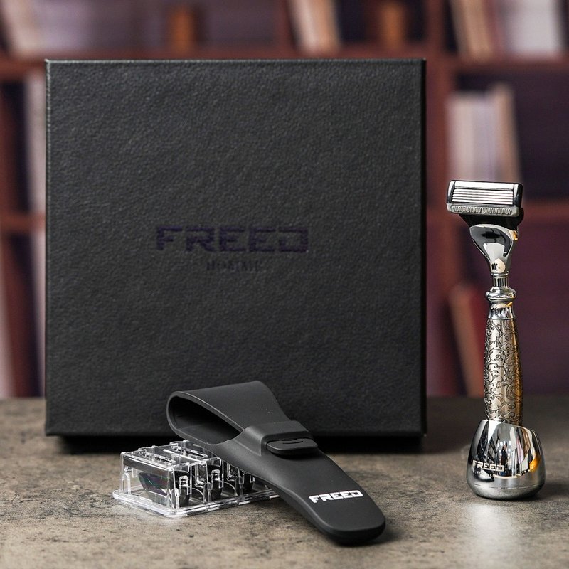 【FREED】尊爵四件組五刀式刮鬍刀禮盒 -蝕刻雕花鍍鎳版 父親節 - 男性保養/清潔/修容工具 - 其他金屬 銀色