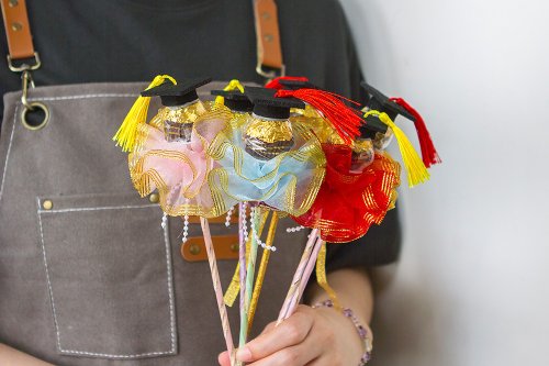 幸福朵朵 婚禮小物 花束禮物 手工花裙 超Q畢業帽金莎棒 流蘇2色可選