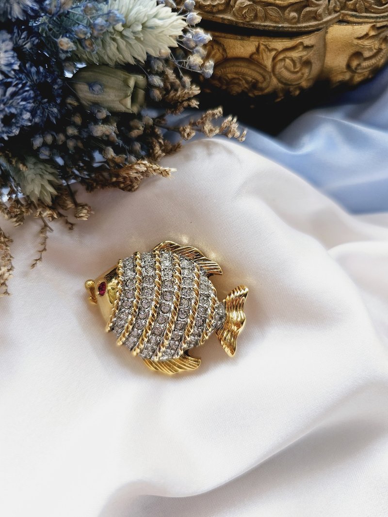 D'Orlan紅眼滿鑽貴氣金色魚胸針/別針/vintage美國西洋古董飾品 - 胸針 - 其他金屬 