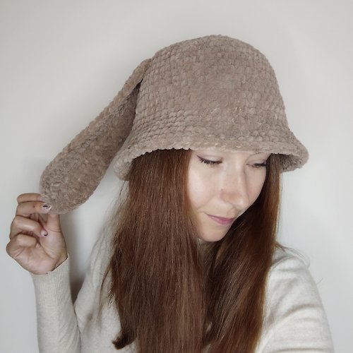 Alternative Crochet Boutique 帶兔耳朵的棕色漁夫帽。 蓬鬆的漁夫帽鉤針編織。 毛絨兔子帽