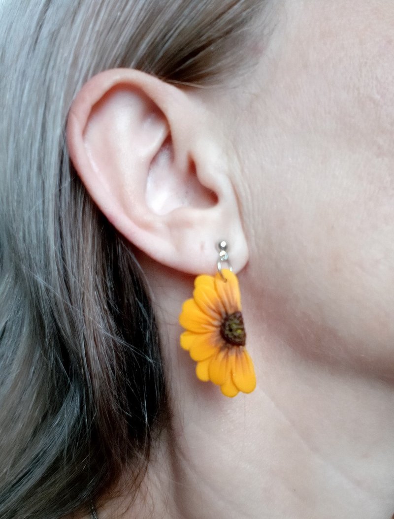 向日葵半聚合物粘土耳環*手工黃色聚合物粘土耳環 - 耳環/耳夾/耳骨夾 - 黏土 黃色