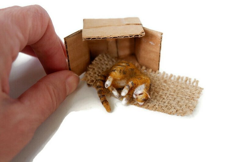 猫 Small red cat in a box, 1:12 scale miniature 小, will make to order - Stuffed Dolls & Figurines - Wool Orange