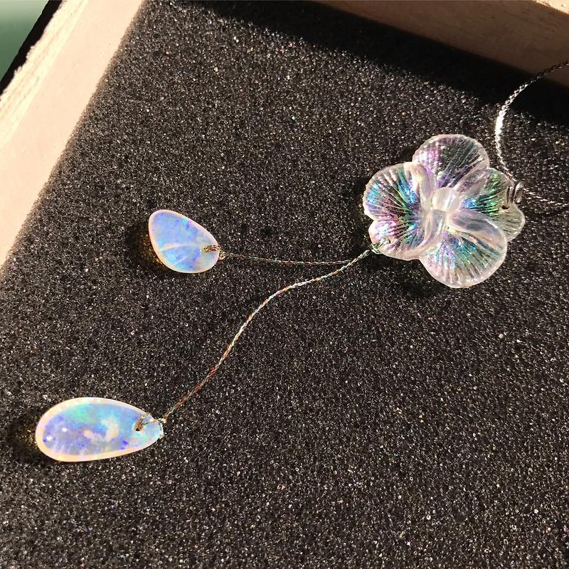 【Lost and find】 natural stone fire Ou Po opal petal neck - Necklaces - Gemstone 