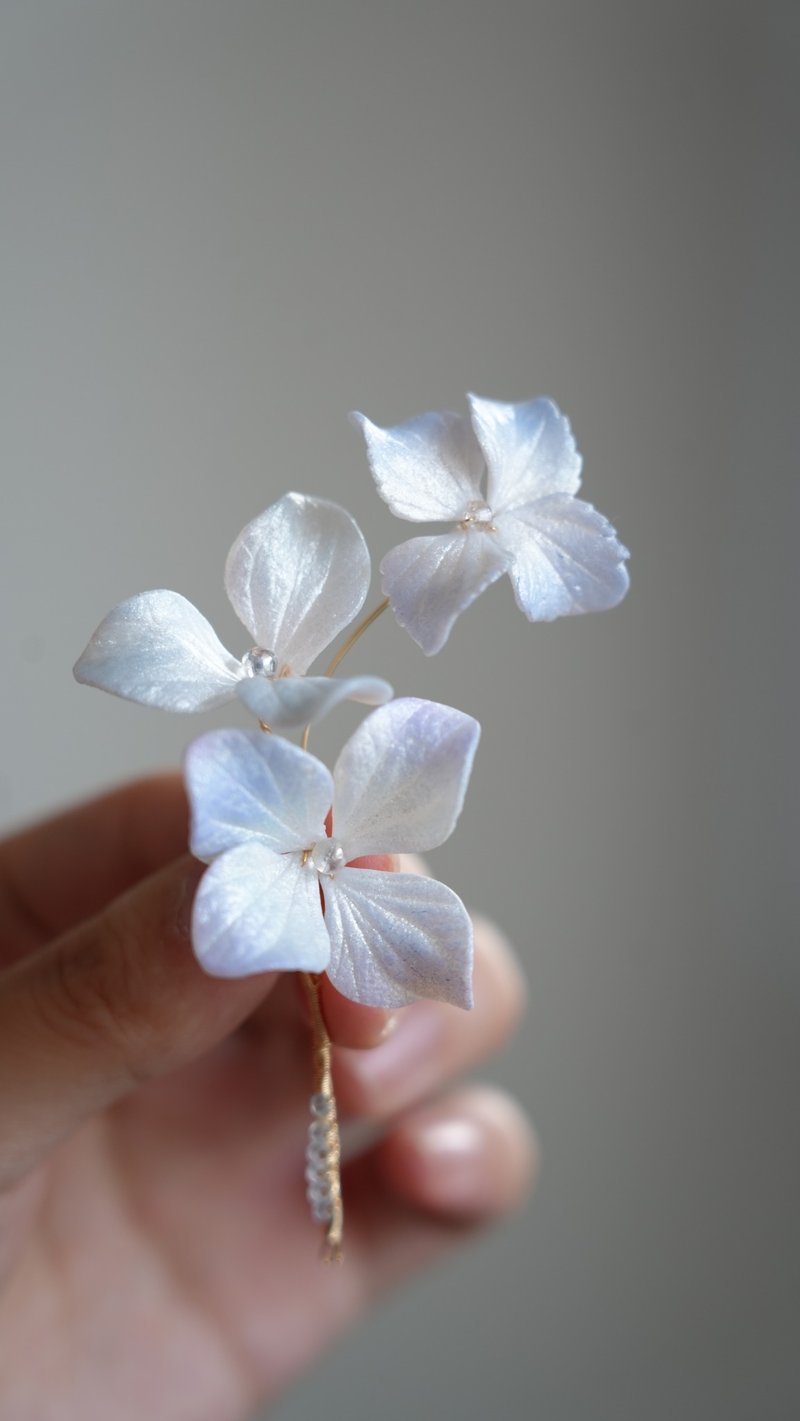 Polymer clay hydrangeas can be changed into brooches and hairpins. Please send a private message to the designer for customization. - เครื่องประดับผม - ดินเผา สีน้ำเงิน