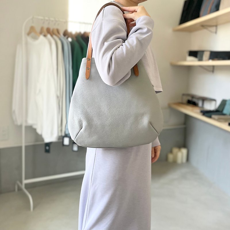 Fully lined round tote bag with Italian leather and double-layered cowhide handles, M-size [Gray] - กระเป๋าถือ - หนังแท้ สีเทา