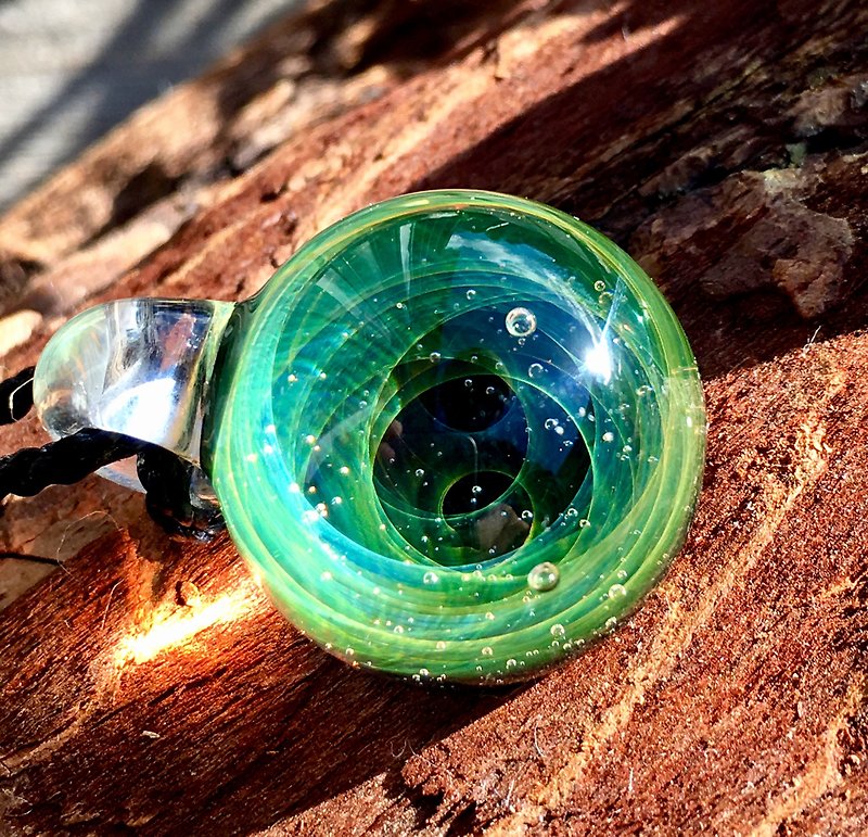 boroccus 宇宙感　スパイラル渦模様　ガラスペンダント - ネックレス - ガラス グリーン