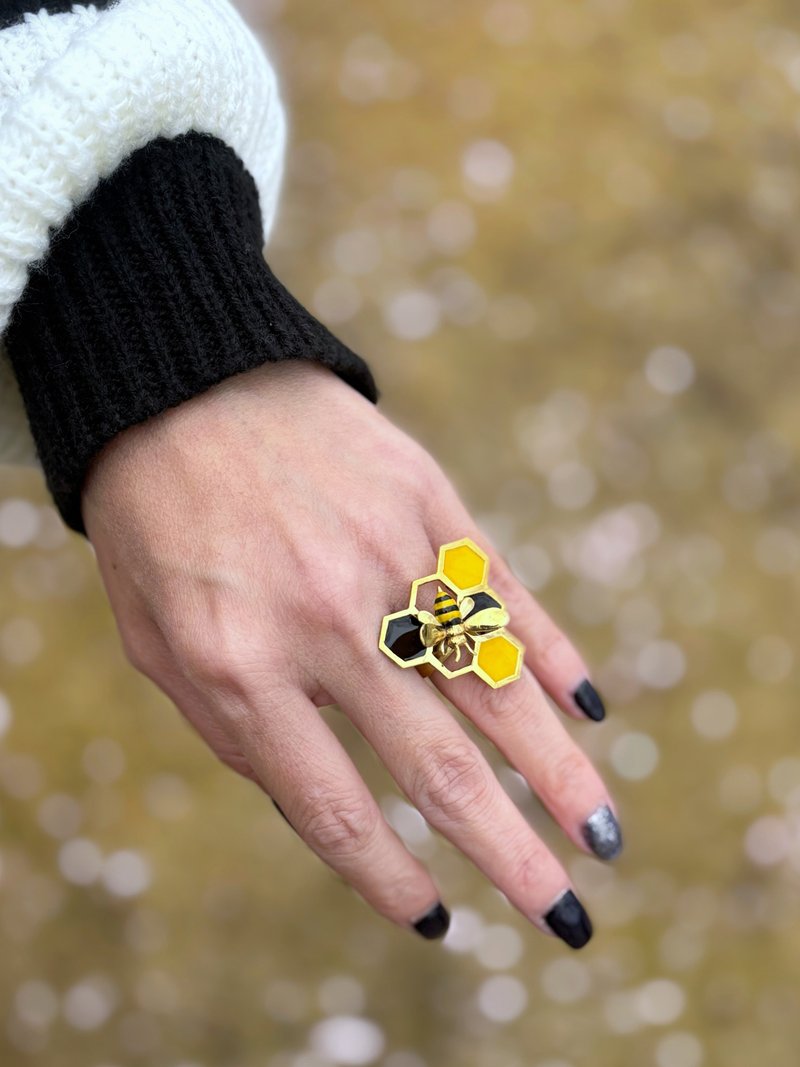 Queen Bee on Honeycomb Ring, Bee Ring, Handmade Statement Ring, Bold Nature Jewe - 戒指 - 其他金屬 