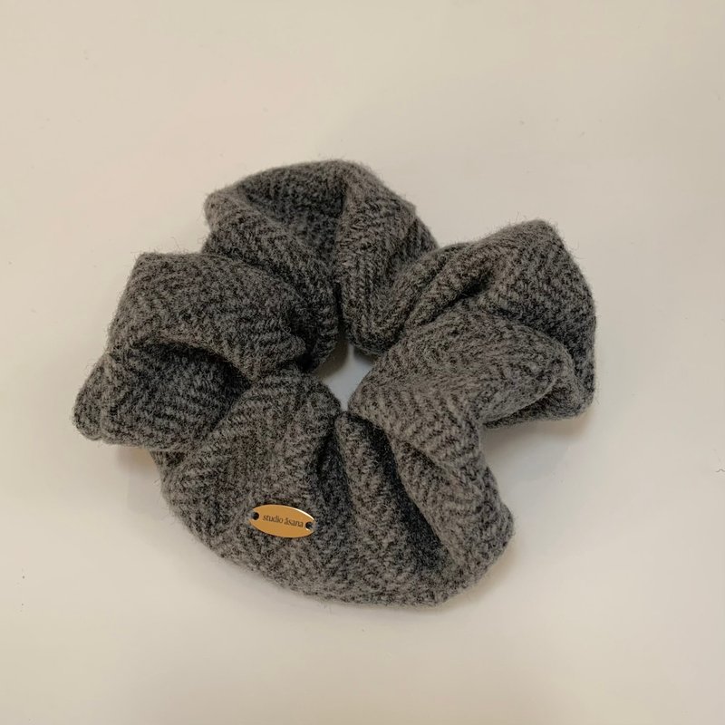 herringbone scrunchie - เครื่องประดับผม - ผ้าฝ้าย/ผ้าลินิน สีเทา