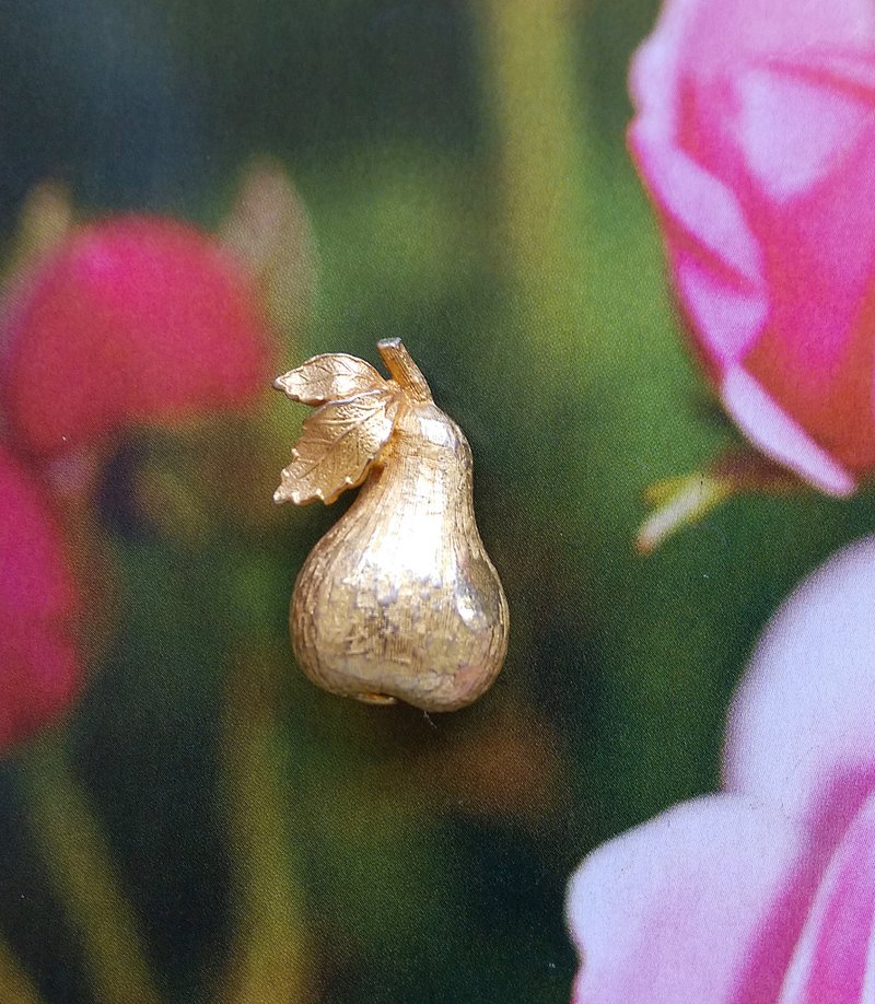 【美國西洋古董飾品】金色調 小巧 立體 西洋梨 別針 胸針 - Badges & Pins - Other Metals Gold