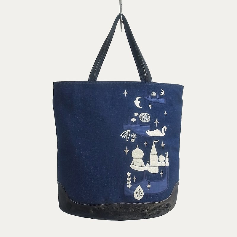 Prince-swan Embroidery・ Square Tote Bag - กระเป๋าแมสเซนเจอร์ - ผ้าฝ้าย/ผ้าลินิน สีน้ำเงิน