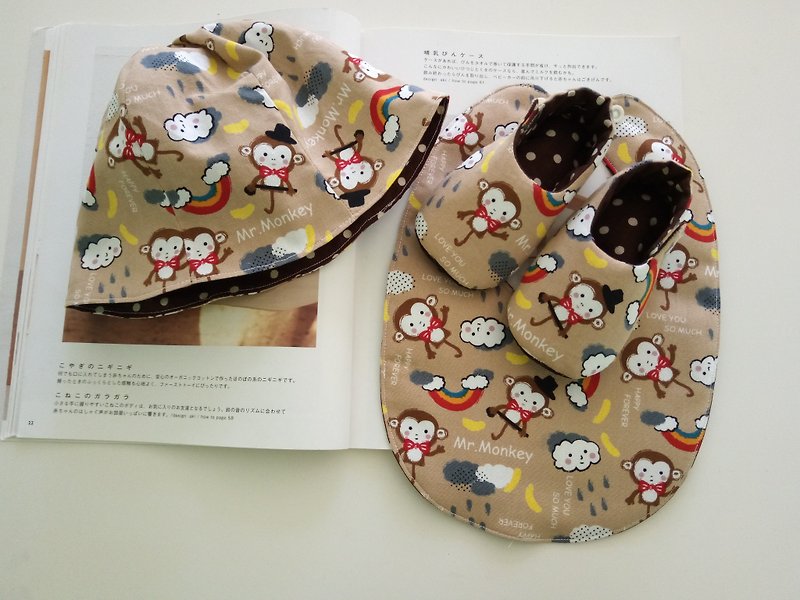 咖啡底猴子先生彌月禮盒 嬰兒帽+嬰兒鞋+圍兜 - 滿月禮物 - 棉．麻 咖啡色