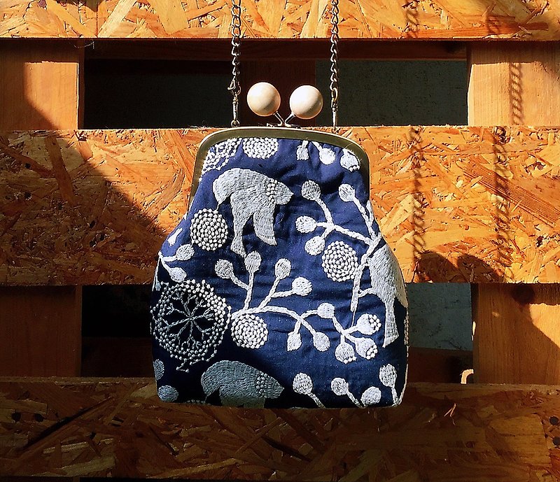 Purplish Embroidery Bagframe Shoulder Bag/Chain Bag - กระเป๋าแมสเซนเจอร์ - ผ้าฝ้าย/ผ้าลินิน สีน้ำเงิน