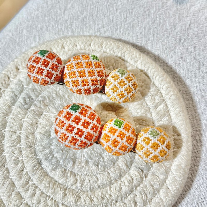 タンジェリンの小さなスカーフ刺繍ヘアクリップ | 刺繍ヘアアクセサリー - ヘアアクセサリー - 刺しゅう糸 オレンジ