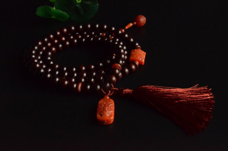 【Dragon Rhyme】Natural small-leaf red sandalwood 108 beads bracelet Nanhong dragon brand - สร้อยข้อมือ - ไม้ 