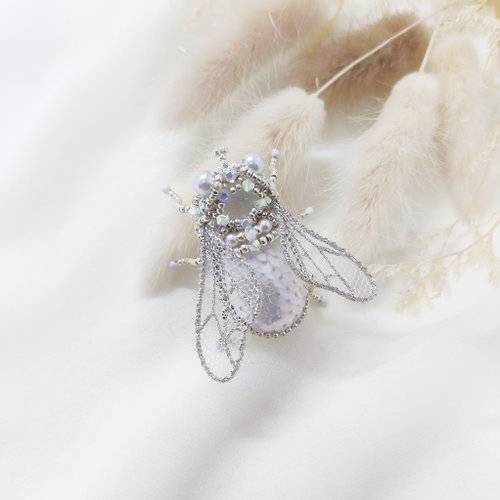 一隻蟲子 珠寶刺繡立體水晶昆蟲胸針-雪白可愛Fly胸針