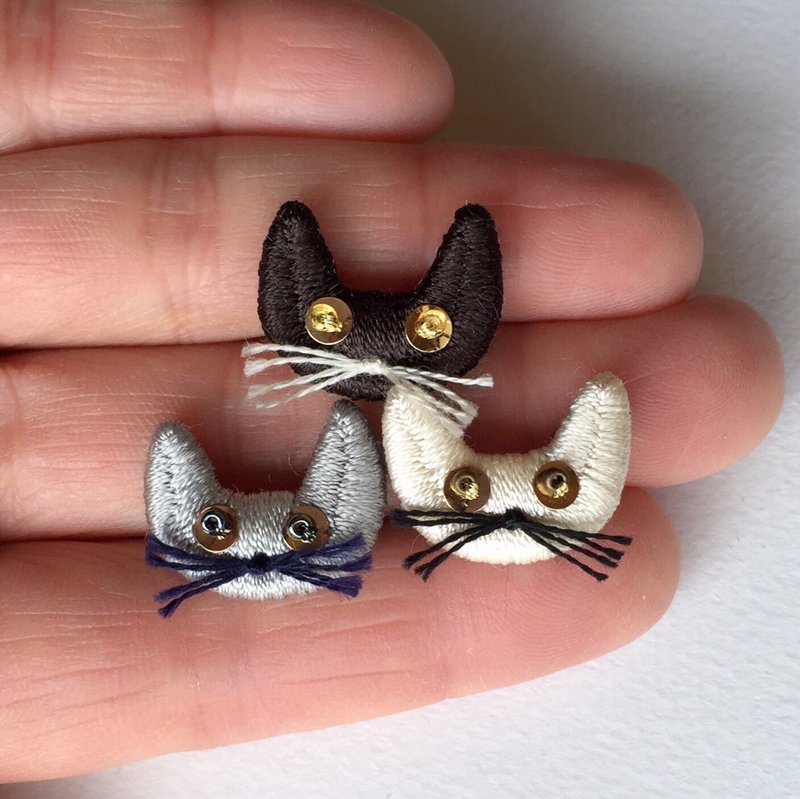 Cat silk embroidery brooch (ash) - Brooches - Silk Gray