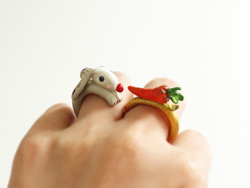 野兔子和紅蘿蔔戒指 - 戒指 - 陶 卡其色