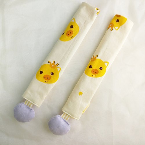 QQ rabbit 手工嬰幼兒精品 彌月禮盒 皇冠小豬-2色可選。捏捏樂安全帶保護套 / 安全帶口水巾