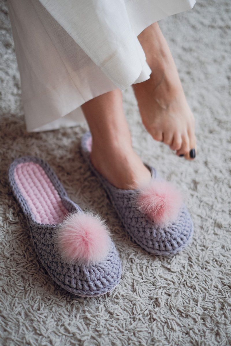 Crochet slippers for women with pompon - Home slippers - Knitting shoes - 拖鞋 - 棉．麻 多色