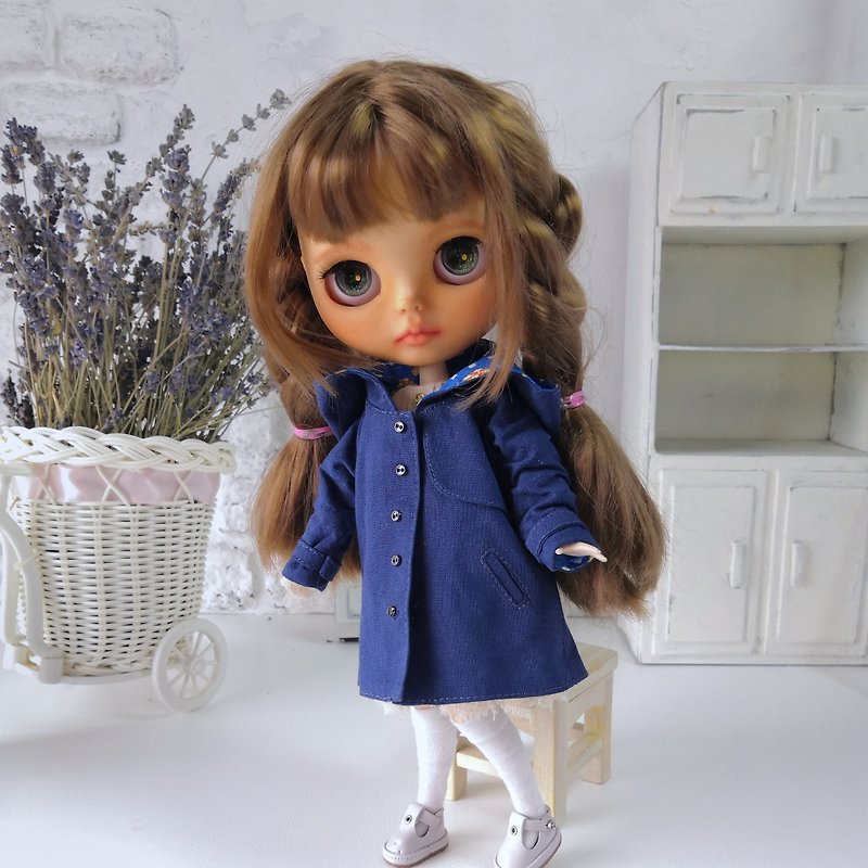 Vintage-style blue coat for Blythe doll handmade. Blythe clothes. - ตุ๊กตา - ผ้าฝ้าย/ผ้าลินิน 