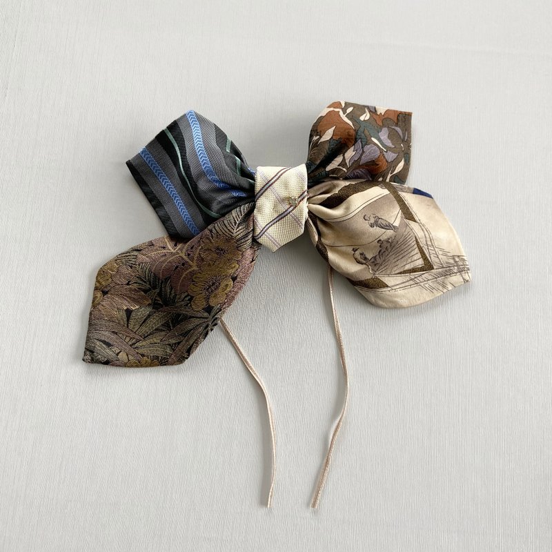 ネクタイリメイクコサージュ　ベージュ系　1点もの - コサージュ - その他の素材 カーキ