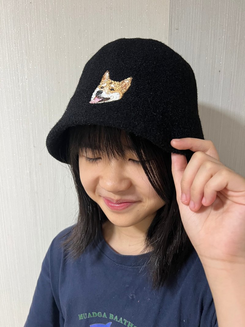 Bell-shaped wool bucket hat customized with embroidered pet portrait - หมวก - ขนแกะ 