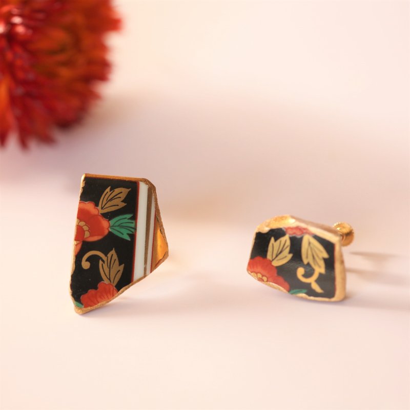 Made-to-order Imari ware Ceramic piece Kintsugi earrings Clip-On / flower lover pattern Leaf pattern Traditional crafts - Earrings & Clip-ons - Pottery Black