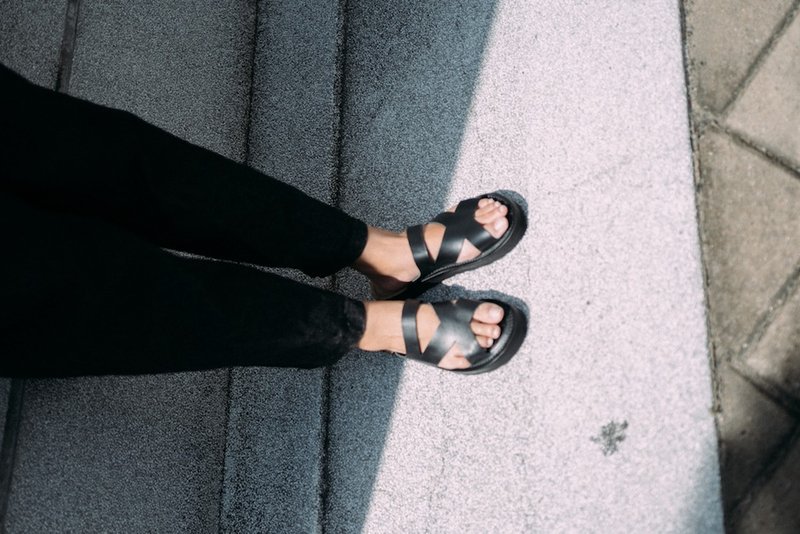 YWC Original series leather slippers crossover black - Sandals - Genuine Leather Black