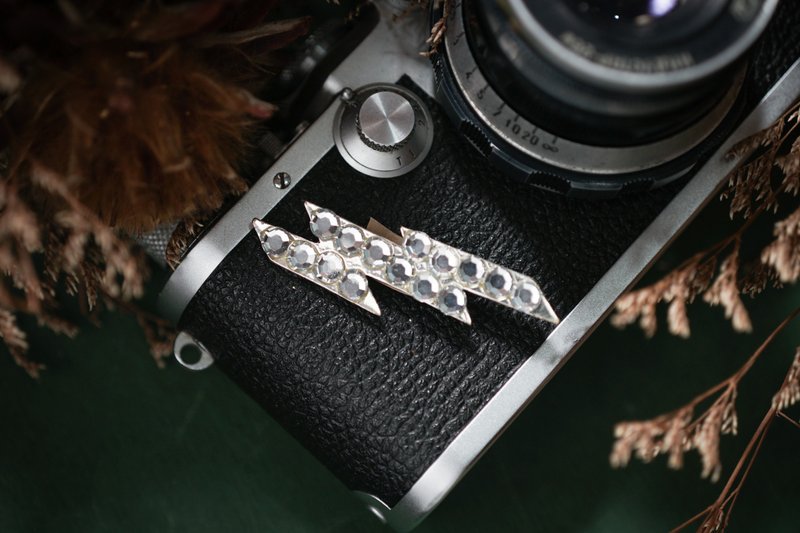 【老飾品/西洋老件】瑕疵特價VINTAGE銀色閃電古著胸針 零件 - 胸針 - 其他金屬 銀色