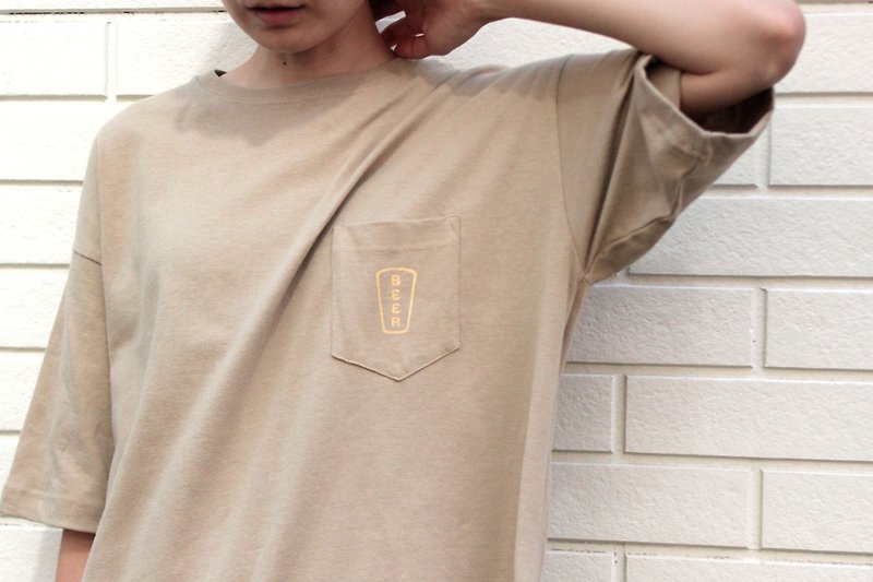 BEER Pocket T-shirt - เสื้อยืดผู้หญิง - ผ้าฝ้าย/ผ้าลินิน สีทอง