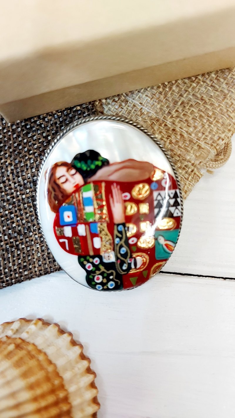 Gorgeous painted brooch: The Embrace by Klimt on pearl brooches for lovers - Brooches - Shell Brown