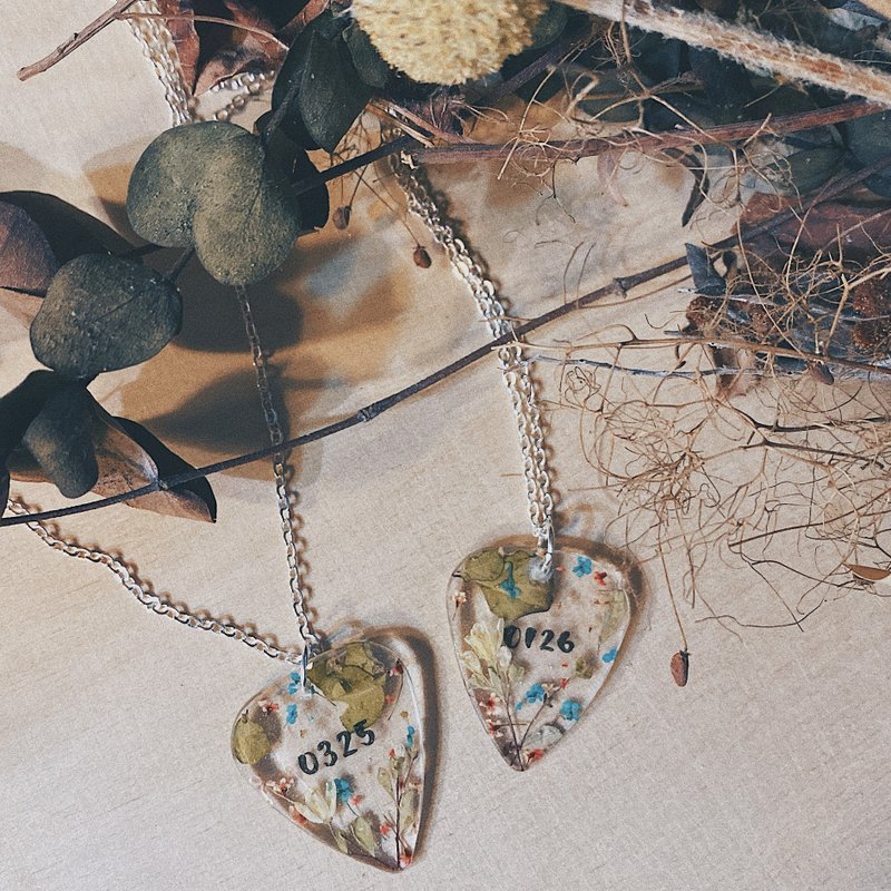 [Customized gift] Transparent green leaf small flower broken pressed flower guitar pick necklace - Guitar Accessories - Plants & Flowers Multicolor