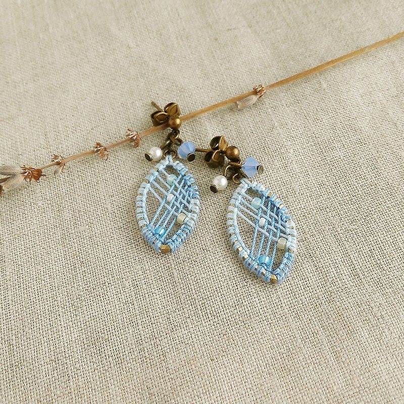 Japanese temperament leaf-shaped earrings gradually blue to reveal macrame fancy rope blue sky horse ear clip - Earrings & Clip-ons - Cotton & Hemp Blue